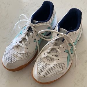 ASICS Court shoe size 7.5 white with teal.